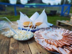 Tarelka s narezkoy kolbas, burgery i tvorog